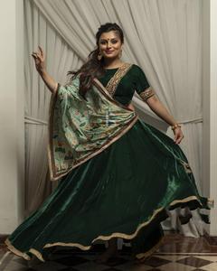 Designer indien exclusif Lehenga Choli avec chemisier net velours taffetas tissus de soie semi cousu lehenga choli Inde porter alphanumero - Product Image 2