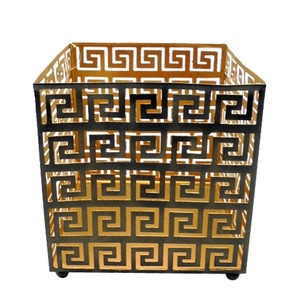 Venta al por mayor a granel de color dorado forma cuadrada hecha a mano hierro metal votivo titular hogar decorativo - Product Image 1