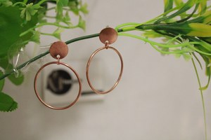 Pendientes en latón con chapado en cobre y forma circular Pendientes de gotas Pendientes de última moda para bodas y fiestas Tradnary - Product Image 4