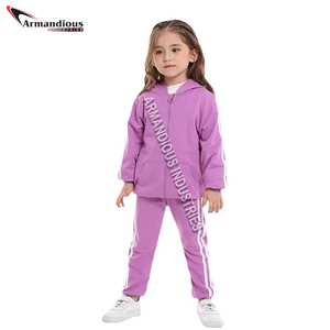 Vente en gros de survêtements d'hiver sans manches imprimés tie dye et ensemble de pantalons courts pour bébés filles et tout-petits enfants - Product Image 4