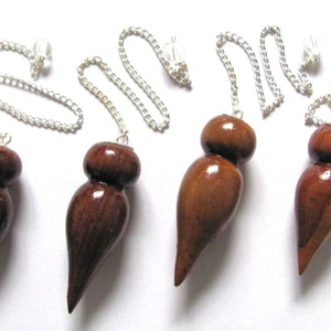 Pendules en pierres précieuses à tête ronde sculptées et gravées, objets d'art de collection en ligne à vendre - Product Image 1