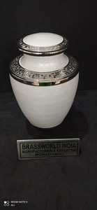 Urna Funeraria de Latón Blanco Perla con Grabado Plateado para Adultos, Suministros Funerarios Estilo Americano, BRASSWORLD INDIA - Product Image 5