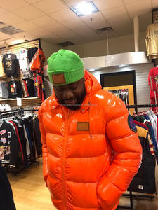 Bomber matelassée en duvet de canard personnalisée de haute qualité pour hommes Veste d'hiver en laine rembourrée Décoration en fourrure Veste à bulles - Product Image 2