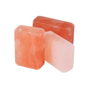 喜马拉雅盐肥皂棒岩石盐与收缩包装生活男孩形状盐棒与苹果