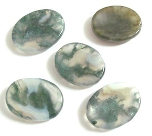 Moss Agate Worry Stones al por mayor piedras de preocupación grabadas Piedra semipreciosa grabada - Product Image 1
