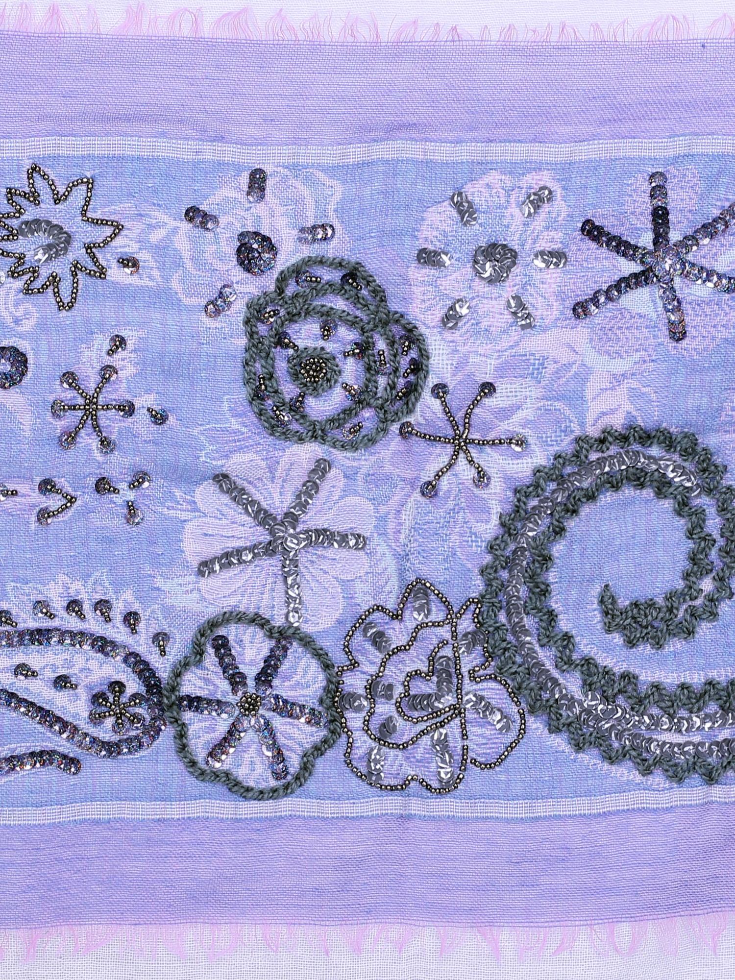 ดอกไม้ชนิดหนึ่งปักสีฟ้าที่มีเส้นขอบของเฉดสีที่แตกต่างกันของสีฟ้า