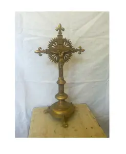 चर्च में वेदी पार ठोस पीतल मसीह Monstrance खड़े ईद्भास यीशु मसीह