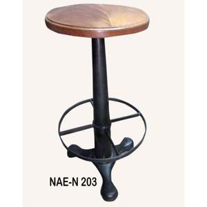 Taburete de bar y cafetería de hierro fundido antiguo industrial y vintage con asiento de madera de cuero genuino para uso en cocina y hotel - Product Image 1