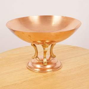 การออกแบบที่หรูหราและทันสมัยจานชามทองแดงยกระดับสามขาทองเหลืองที่เป็นของแข็งติดกับฐานทองแดงโค้งมนและการตกแต่งดอกไม้ - Product Image 1