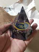 Nouvelle Arrivée Cristaux Naturels Pierre de Tourmaline Noire Énergie Pyramide Hexagonale Orgone Résine Orgonite Faite à la Main Décoration Maison Vente en Gros
