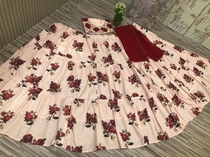 Lehenga — Blouse en soie crêpe à impression numérique, 3 couches, chemisier de travail brodé et paillettes, Zari en soie Satin - Product Image 3