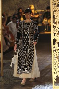 ELEGANT--EMBROIDERY SUR STYLISH--VELVET LONG KAMEEZ--WITH NET LEHENGA--DRESS-pour Partie-PORTER et DE MARIAGE @ 2021 - Product Image 2