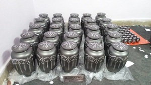 Urna de cremación negra de aluminio con corte de diamante de alta calidad, suministros funerarios para bebés de Brassworld India - Product Image 3
