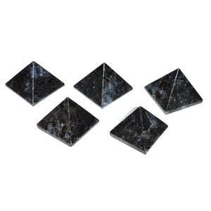 Piedras preciosas Iolita Pequeñas pirámides | Exportador de pirámide de piedra curativa Reiki artesanía de piedra curativa - Product Image 1