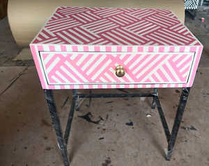 Table de chevet simple et moderne avec incrustation d'os Derniers meubles de salon pour appartements par United Trade World - Product Image 2