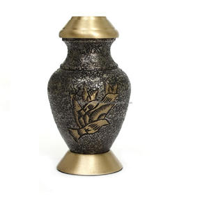 Venta al por mayor precios razonables latón recuerdo cremación urnas nuevo diseño metal recuerdo urnas de la India - Product Image 6
