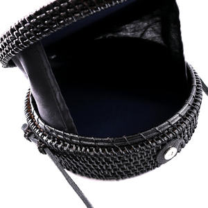 Bolso de ratán redondo de cantina cruzada de alta moda con lazo Hecho a mano sostenible en Bali Cierre de cremallera Accesorio diario de moda - Product Image 6