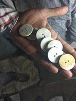 100% kancing mewah tanduk kerbau dipoles untuk mantel dan kemeja pola bulat dengan dekorasi manik-manik ornamen pakaian yang dapat dicuci