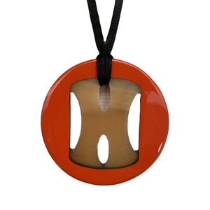 Colgante de moda a granel más vendido para mujer hecho de joyería de cuerno con acabado de laca duradero - Product Image 1