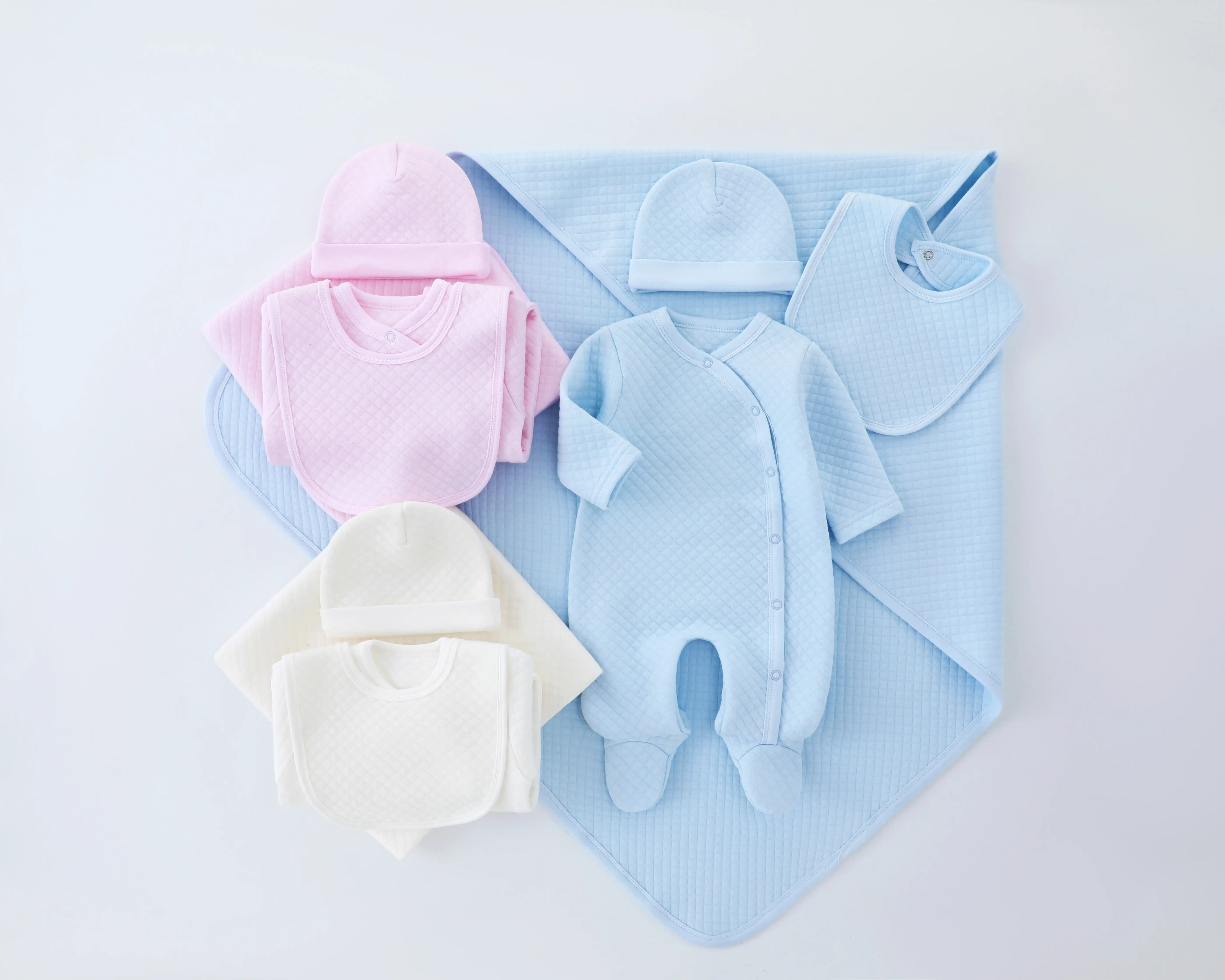 かわいい品質の綿100% ユニセックスベビー服セット新生児ギフトセットには、ロンパース、毛布、よだれかけ、帽子が含まれています