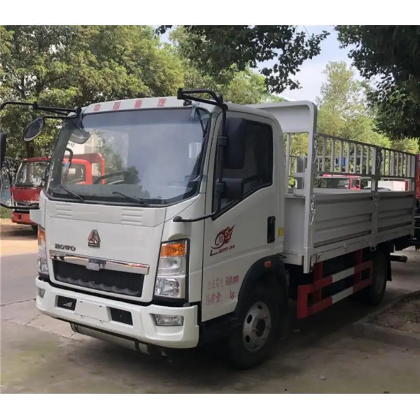 Light Duty Cargo Truck Cattle Transport Truck SINOTRUK HOWO 4x2 Fence Cargo Lorry Truck