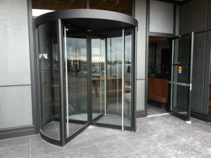 Puerta Giratoria Manual de Vidrio MOTTO con Construcción de Aleación de Aluminio y Aislamiento Acústico para Uso Hospitalario - Product Image 3