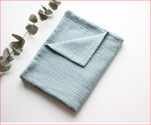 Couverture d'emmaillotage en mousseline de couleur unie avec motif personnalisé emmailloter imprimé en double gaze organique avec emballage personnalisé - Product Image 3