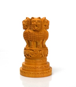 Nirmala Handicrafts – Pièce décorative de table/bureau en bois, style pilier Ashoka indien, finition antique - Product Image 1