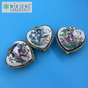 Joyero de porcelana de estilo chino con pintura de tinta de mujer Solución de almacenamiento elegante y única - Product Image 6