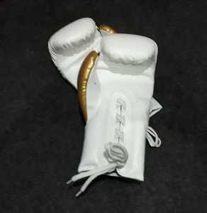 Guantes de Boxeo Regal Blancos y Dorados de Cuero PU, Duraderos, para Sparring y Fitness, Aptos para Todas las Estaciones - Product Image 2