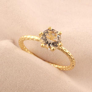 Bague minimaliste en pierres précieuses de coupe ronde minuscule quartz clair martelé texture bague en laiton plaqué or 18 carats bijoux de mode pour elle - Product Image 4