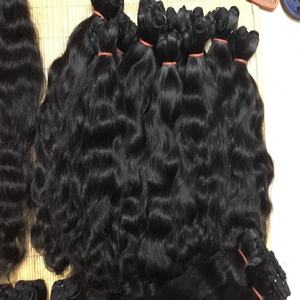 Venta al por mayor de mechones de pelo virgen indio natural cutícula alineada ondulado natural extensiones de cabello humano sin procesar directo de la India - Product Image 1