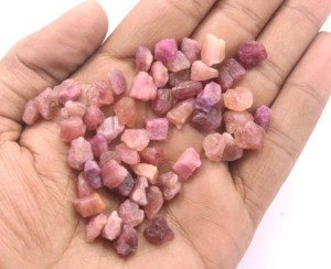 Absolutamente hermosa colección de piedras preciosas de turmalina Rosa natural de 25 piezas sin tratar para la fabricación de joyas Juego de piedras en bruto sueltas - Product Image 6