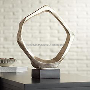 Escultura de aluminio dorado con base de mármol - Product Image 1