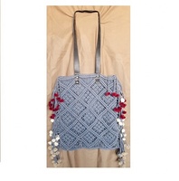 Sac de plage artisanal pour femme, au design élégant, en macramé noué à la main, avec pompon, fermeture ouverte et deux anses, couleur naturelle