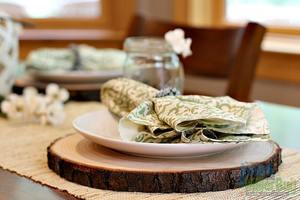 Plaque de chargement en bois design à personnaliser pour les plats de la maison et du restaurant. - Product Image 3