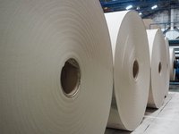 Papier cartonné spécial brun en rouleau jumbo 450 GSM avec matériaux recyclés pour la fabrication de noyaux et tubes en papier pour emballage