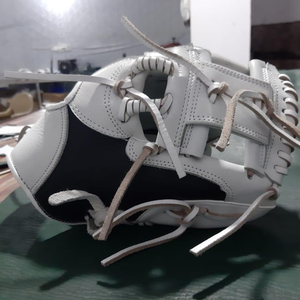 Guantes Deportivos de Béisbol y Sóftbol Hechos a Medida en Pakistán, de Cuero Vacuno, para Infield, Outfield, Primera Base y Receptor - Product Image 1