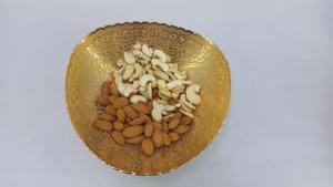 Bol de service au design unique en or 24 carats Bol à fruits secs écologique en métal poli de style moderne pour cadeaux - Product Image 3