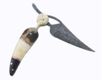 Couteau de poche pliant artisanal sur mesure en acier Damas, style feuille, pour le camping, avec fourreau en cuir fin et combinaison de laiton, OEM