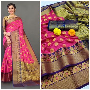ผ้าไหม Lichi บริสุทธิ์ด้วยการทอผ้า Zari สีทองที่สวยงามด้วยผ้าไหม Pallu ที่อุดมไปด้วยสีสันสดใสพร้อมชุดโบลเดอร์จับคู่ความคมชัด