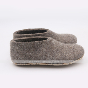 Chaussures en feutre de laine de Nouvelle-Zélande écologiques pour pantoufles fabriquées à la main par des artisans népalais qualifiés avec doublure en cuir véritable - Product Image 2