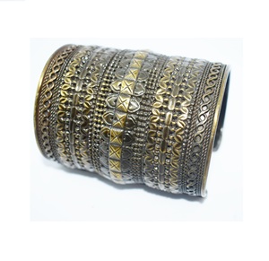 Bracelet manchette gravé en laiton brillant, design sur mesure, style ancien du Nouvel An de l'Alaska 1906, pour femme - Product Image 1