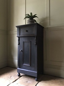 โต๊ะข้างเตียงไม้จริงสไตล์มินิมอลสีขาวเงาพร้อมลิ้นชัก สำหรับห้องนอน ห้องนั่งเล่น และใช้ในโรงแรม - Product Image 2