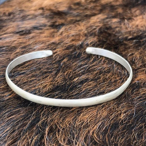 Pulsera de plata de ley cepillada Hecho a Mano Happiness - Product Image 1