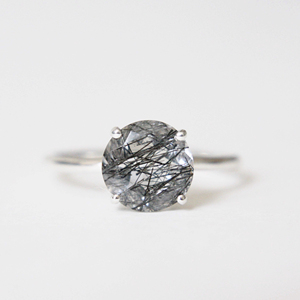 แหวนอัญมณีควอตซ์ Rutile สีดำในเงินแท้925ทำด้วยมือทองชุบเครื่องประดับอินเดียโดยอัญมณีเอเชีย - Product Image 1