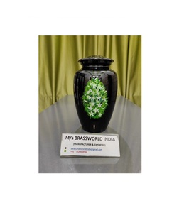Aluminio Negro con flor blanca Pintado a mano Adulto Cremación Urna Brassworld India Suministros funerarios - Product Image 1