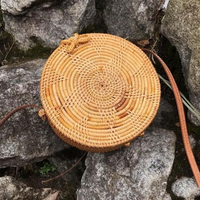 Petit sac rond léger de 0,3 g, style classique rayé jaune clair, avec poignée en rotin, FRB-01, fabriqué en matériau tissé