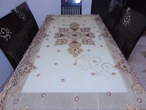 Khăn Trải Bàn 6 Chỗ Thêu Màu Vàng Kim - Product Image 2