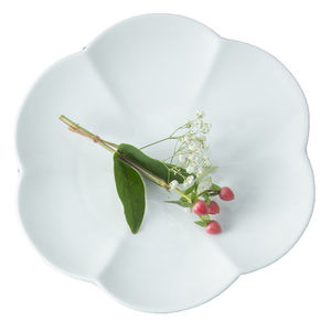 Cargador de porcelana blanca OEM en forma de flor de melocotón tendencia caliente con varios tamaños platos de fiesta de lujo al por mayor nuevo modelo - Product Image 2